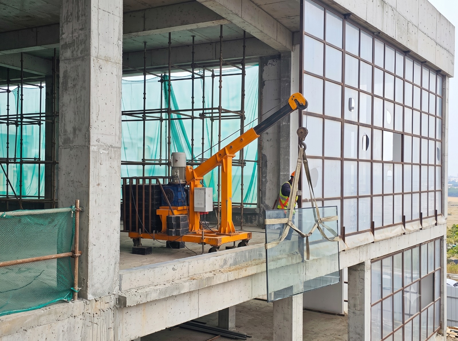 Raj Industries glass lifting crane detail